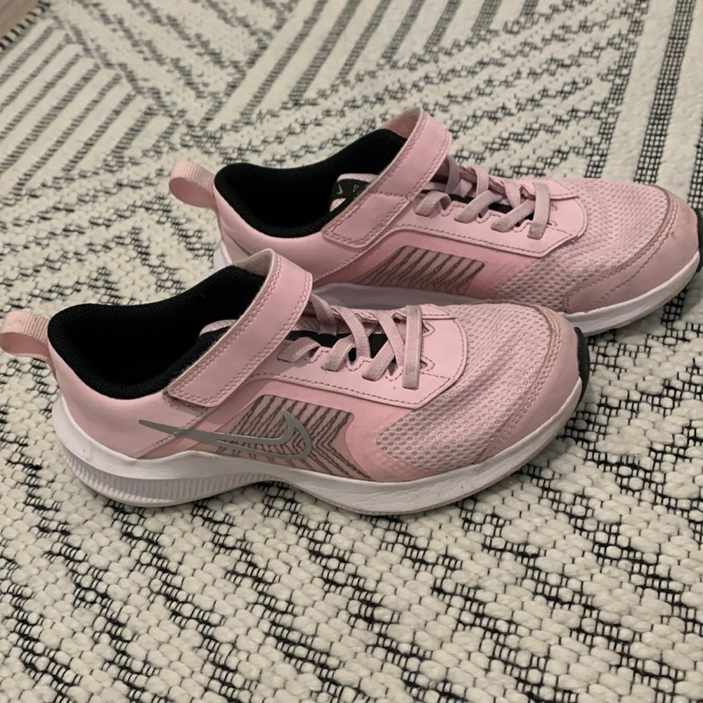 Nike girls size 1Y sneakers 🌸